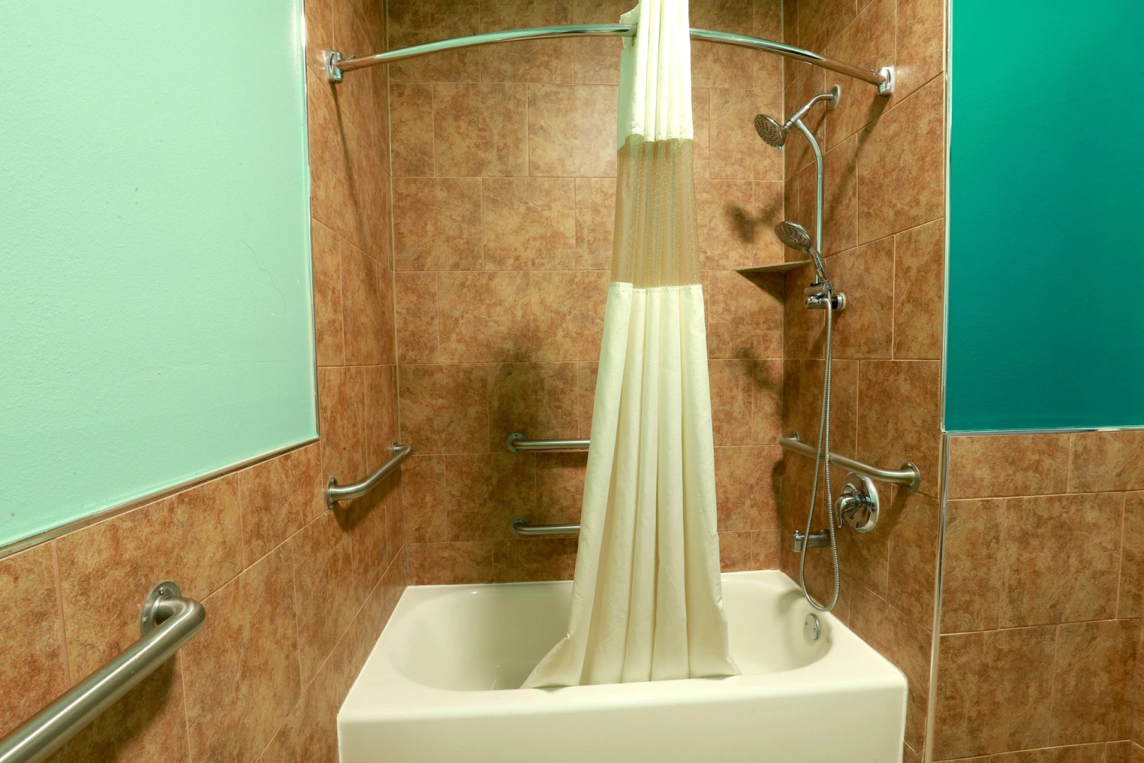 Scottish Inn & Suites