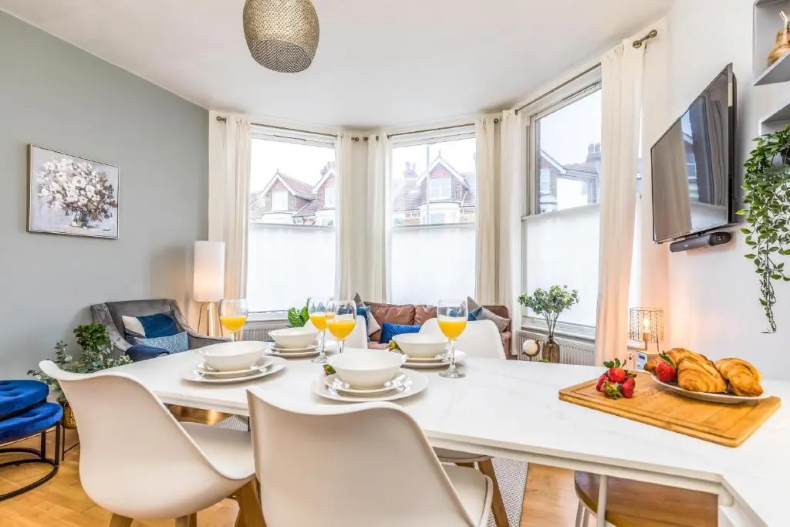 City & Beach at Your Reach - Courtyard & Parking