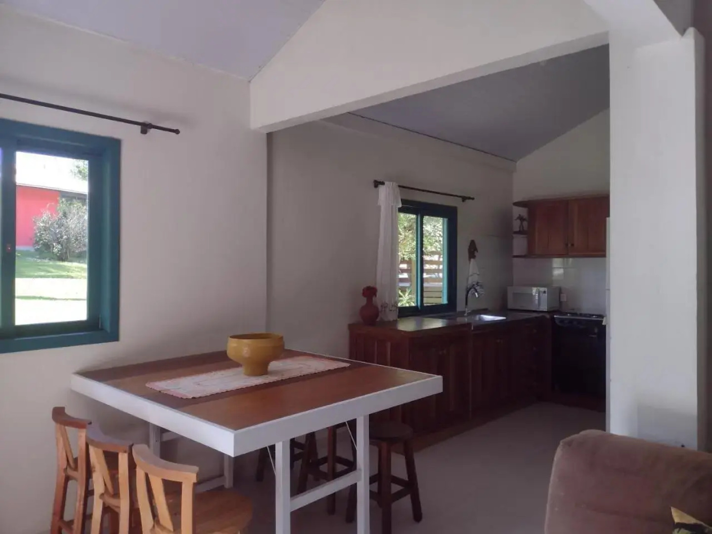 Casa com ótima localização, a 100 metros da praia.