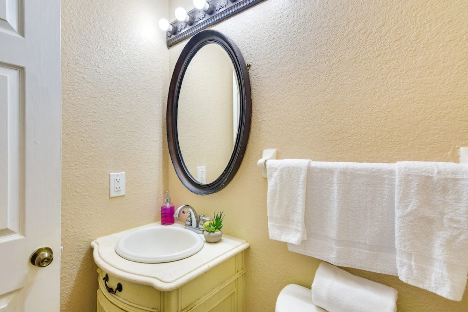 Opa-locka Townhome, 15 Mi to Miami Beach!