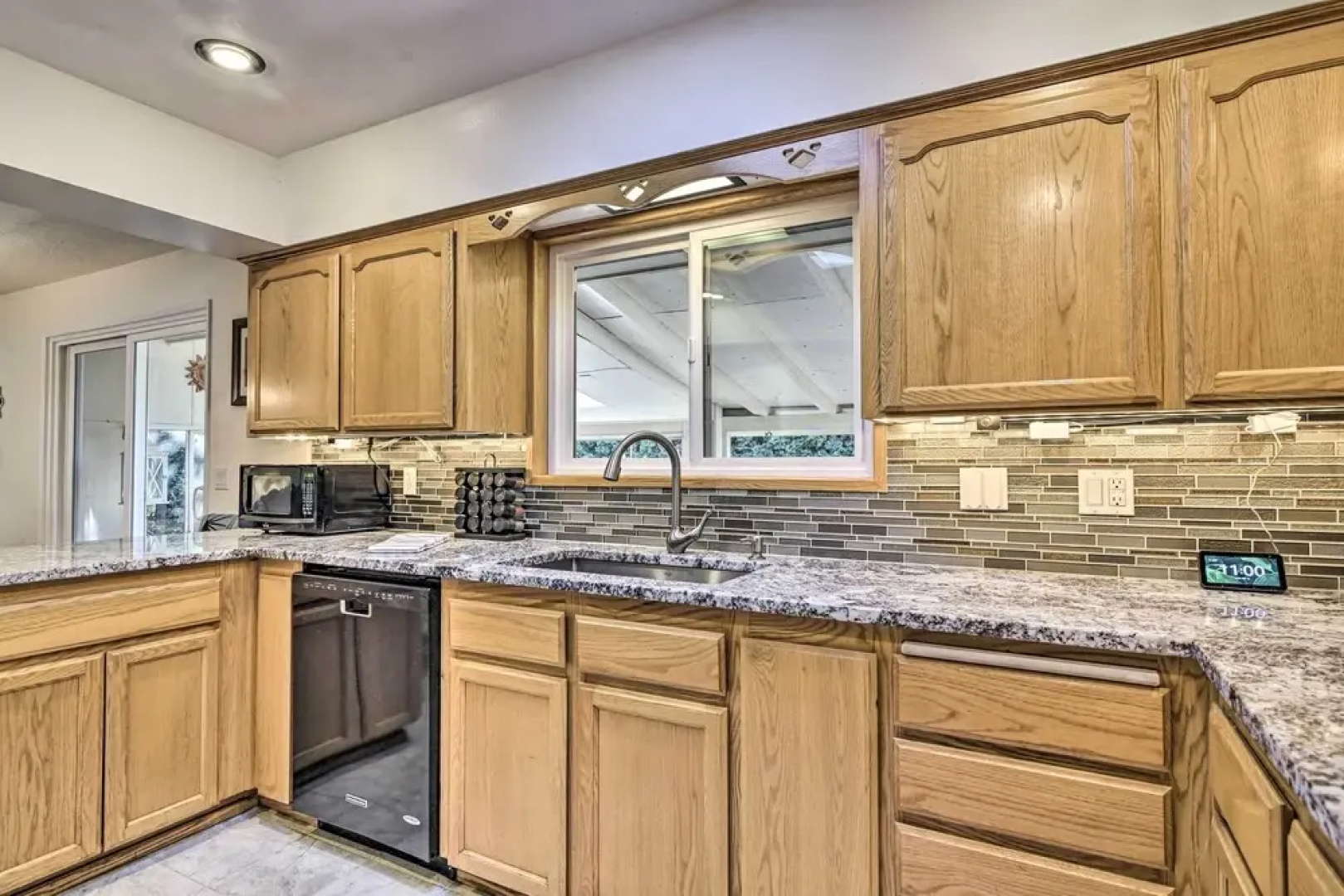 Charming Hillsboro Home w/ Yard, Dogs Welcome