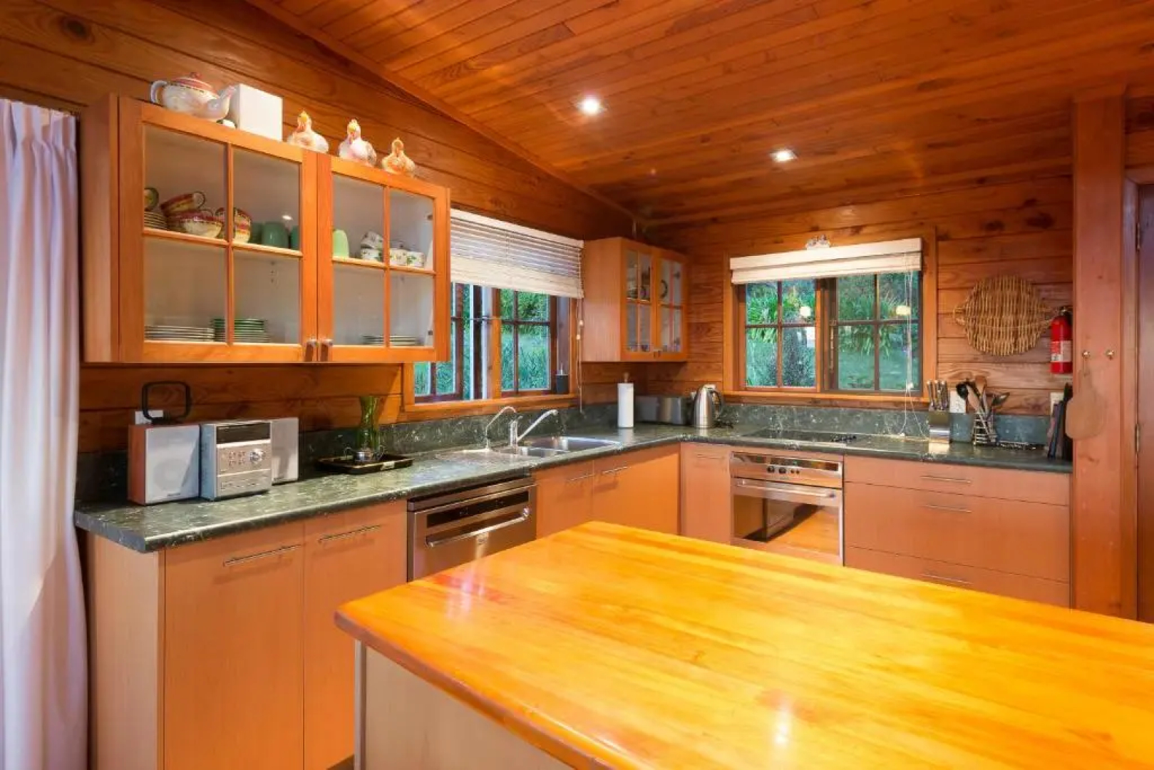 Veronica House - Russell Holiday Home