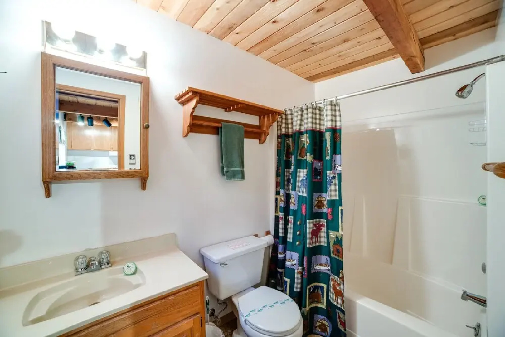 67MF- Hot Tub - Pets Ok - BBQ - Sleeps 5