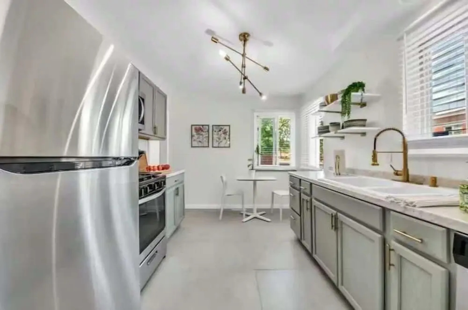 Grosse Pointe/detroit 3br Sleeps 8 Yard 3 Bedroom Home