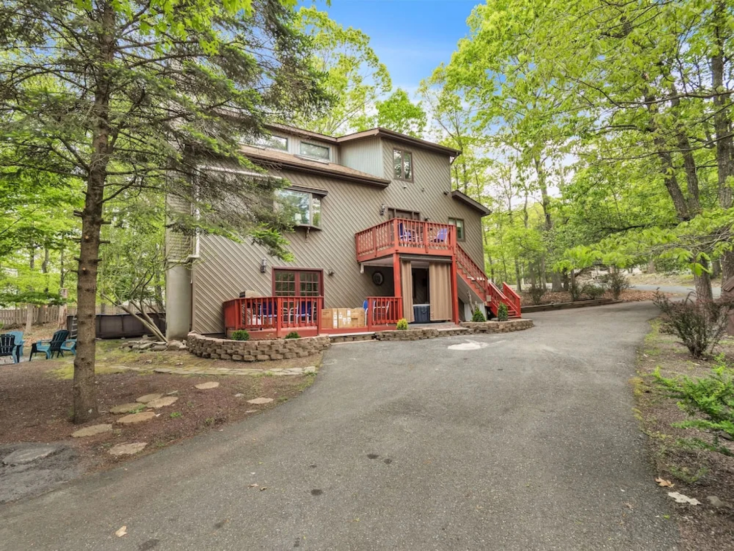 Pocono Escape - Cozy 5br - Sauna-billiard 5 Bedroom Home by RedAwning