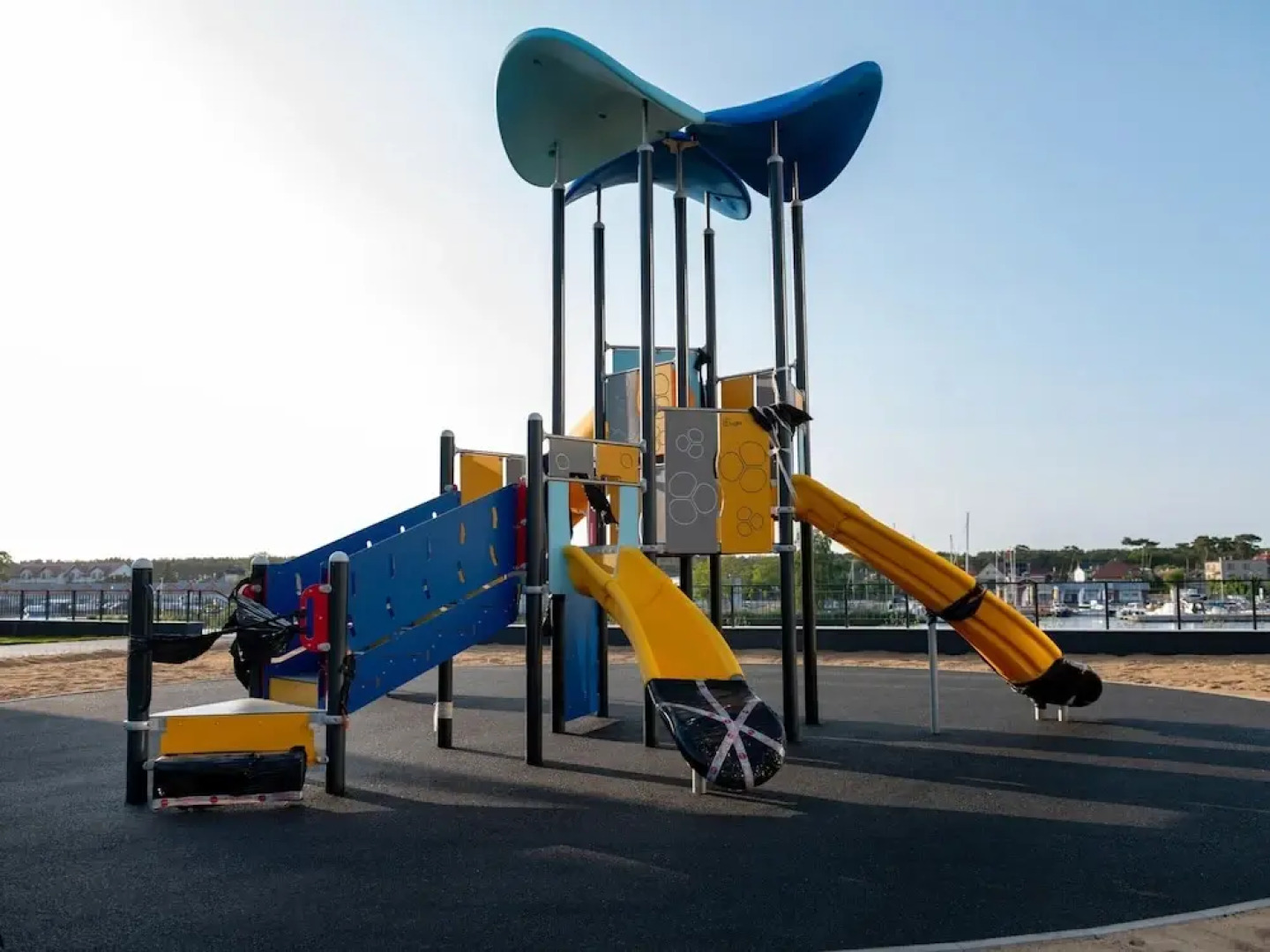 Apartment by Dziwna River With Pool Access