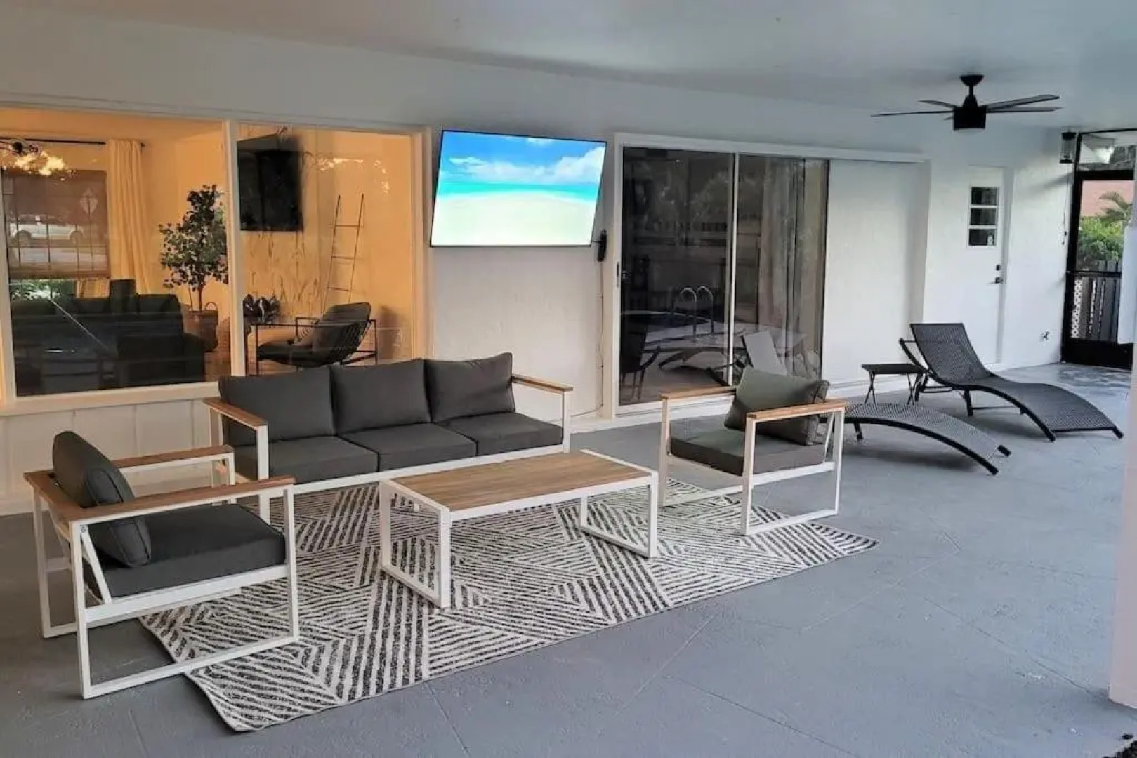 Remodeled 4BR Pool Home / Golf View/Near Beaches