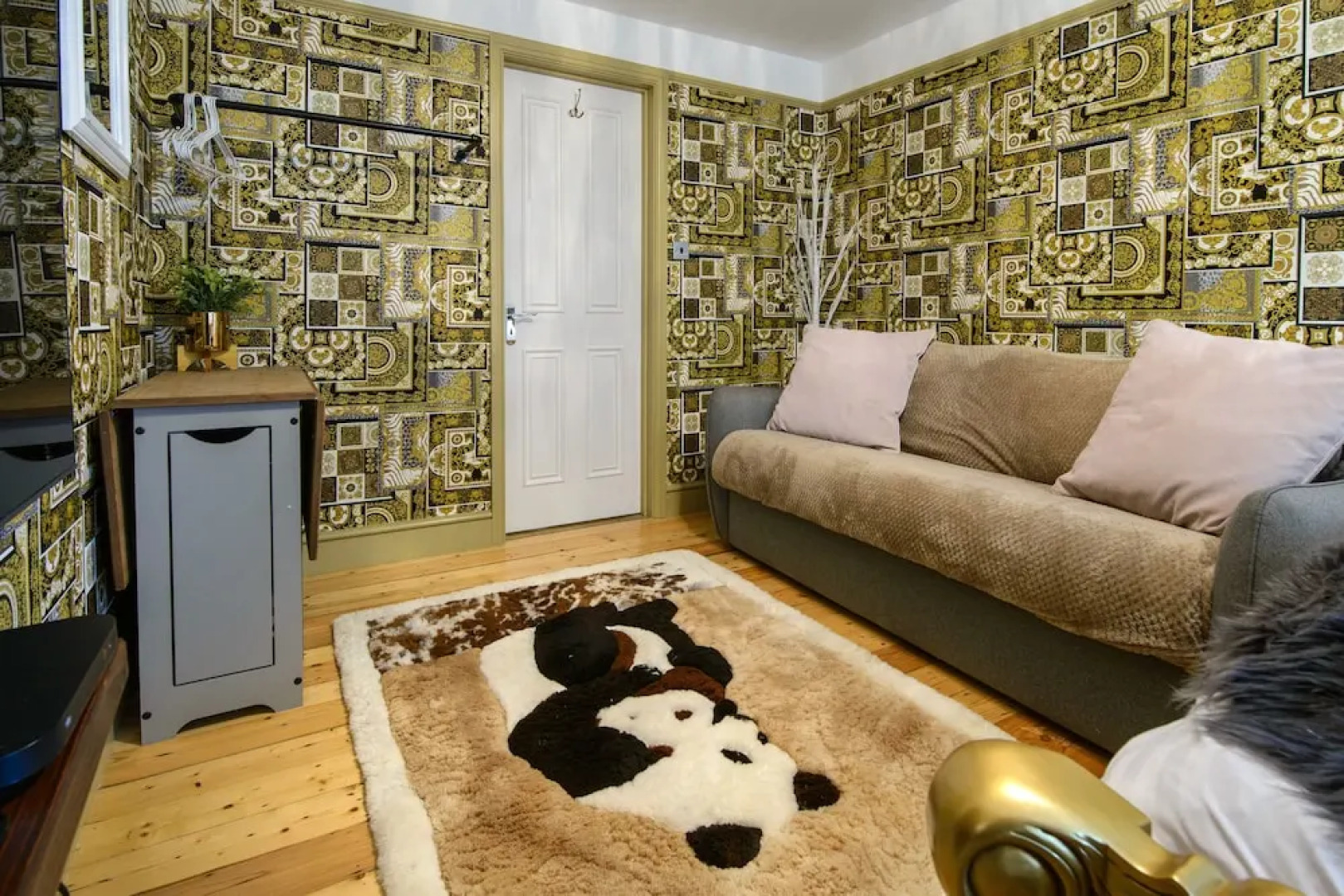 Deluxe 1 Bed Versace Hottub Skytv