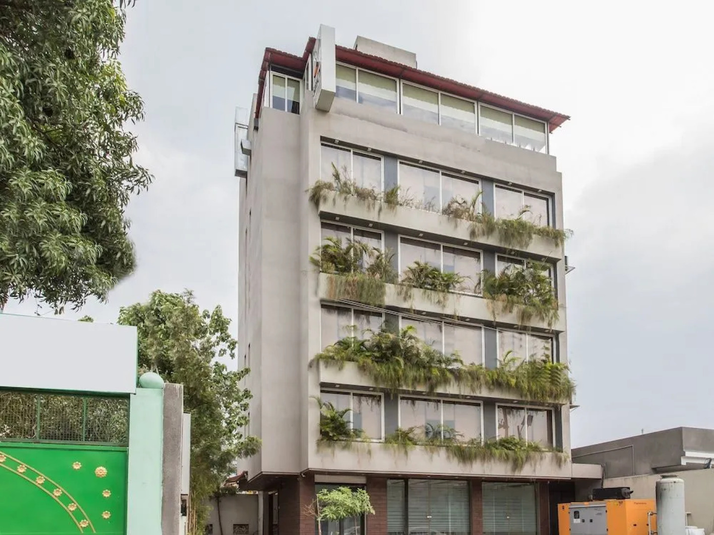 Vaccinated Staff- Capital O 15445 Hotel Sheekhar Inn