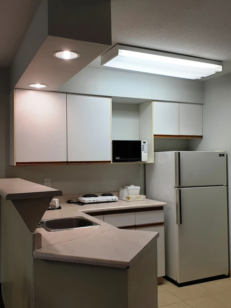 Riverland Inn & Suites