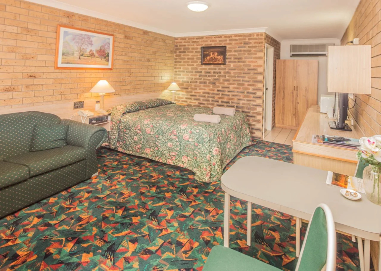 Settlers Motor Inn