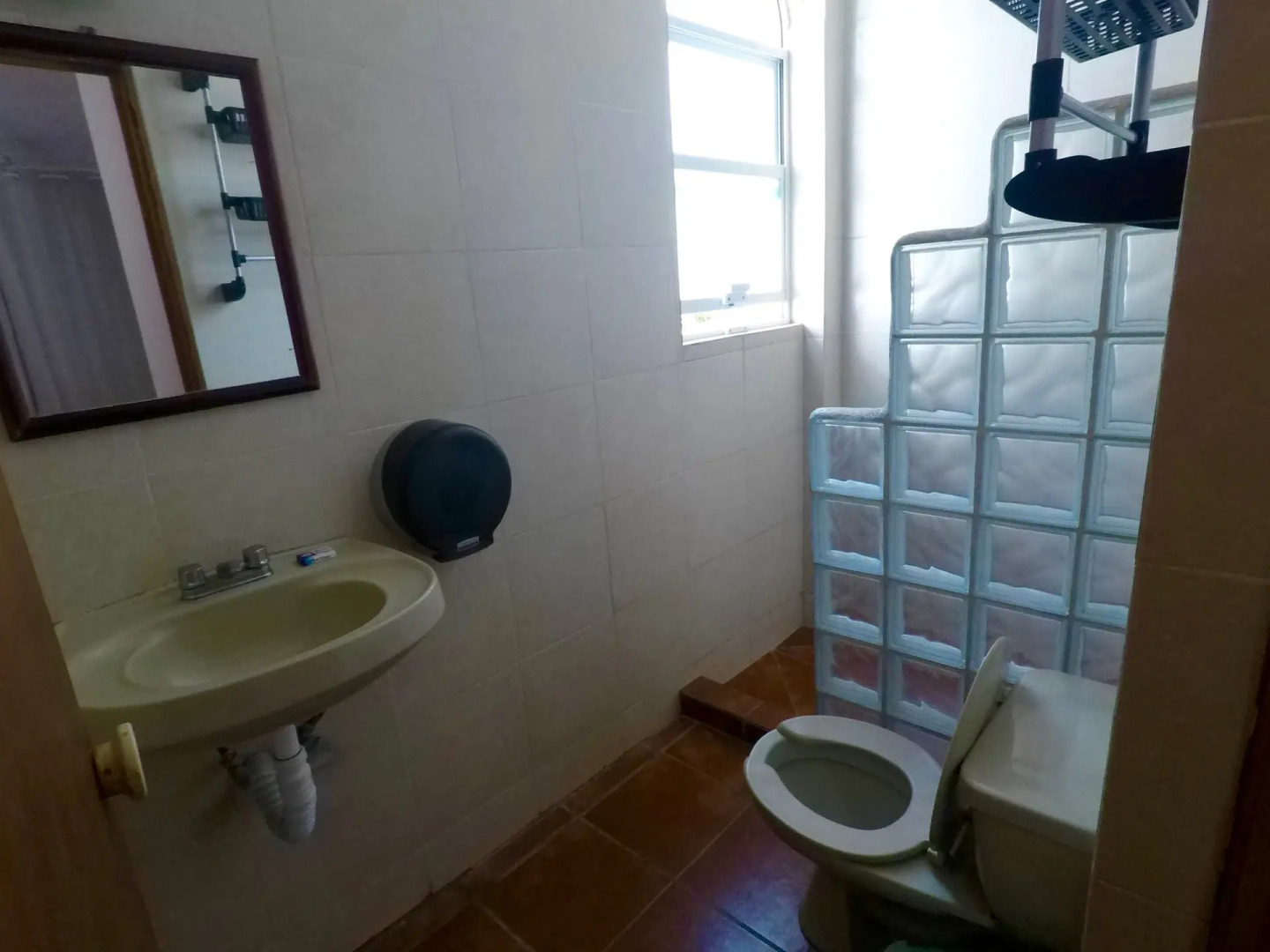 Mayflower Hotel & Hostal