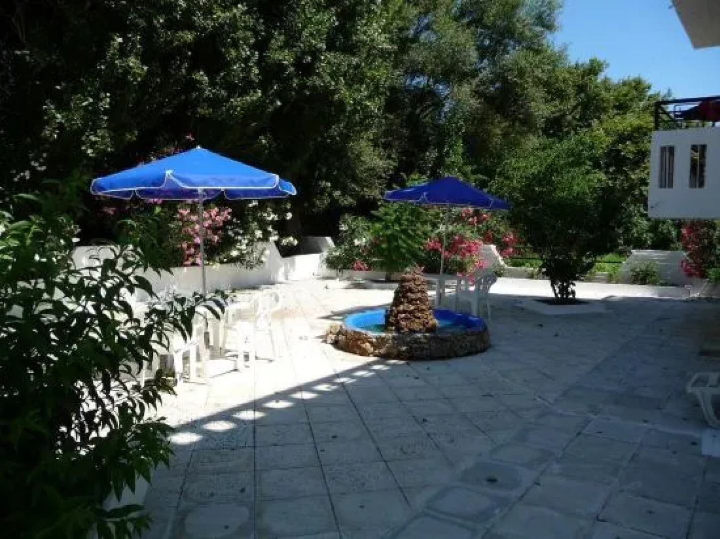 Zourpos Studios & Apartments