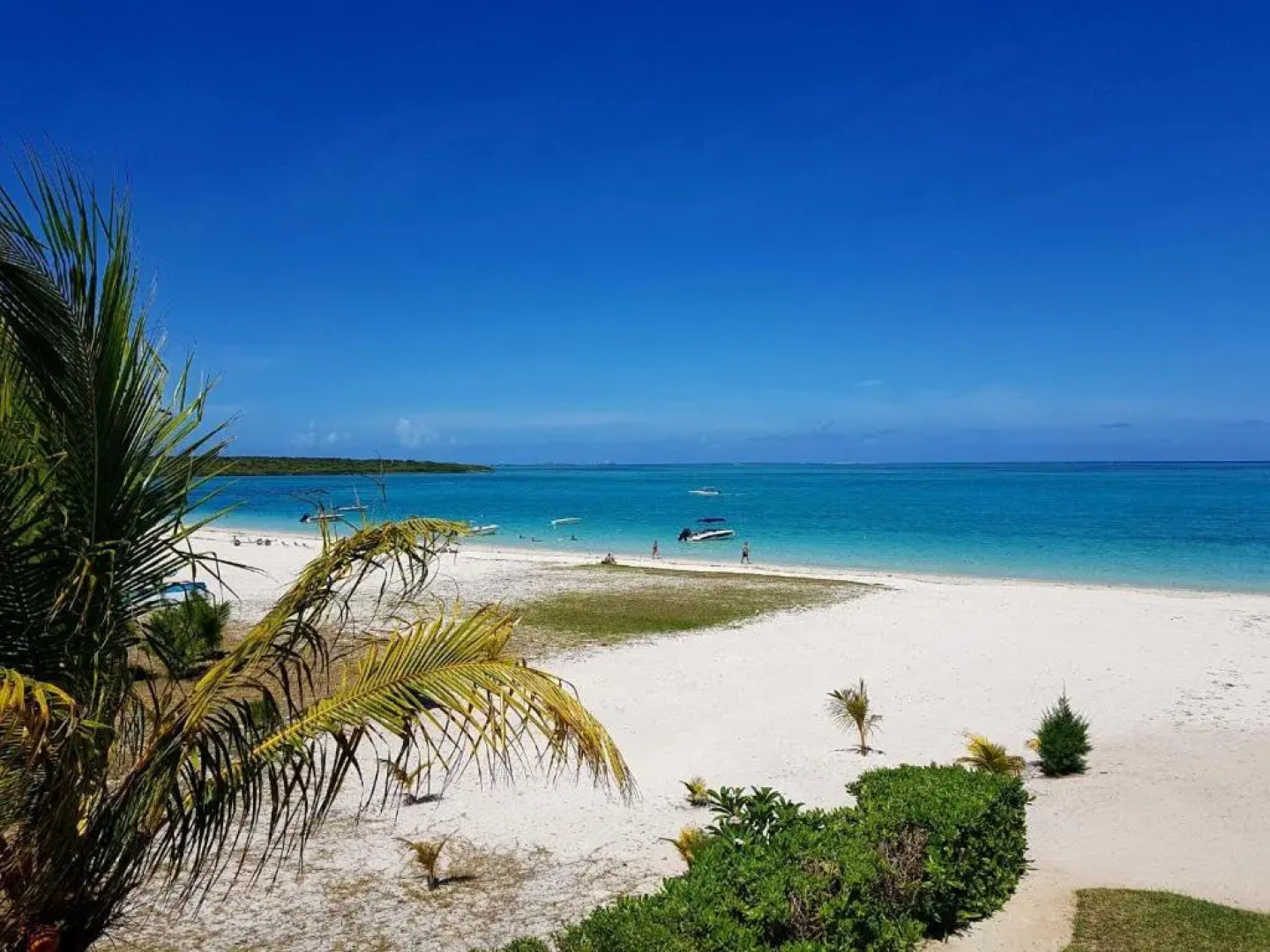 Summer Breeze - Beachfront - 3 Bedrooms Suite