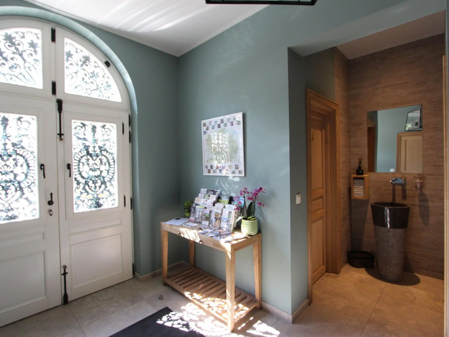 Heritage Castle in Bar-sur-Seine near River