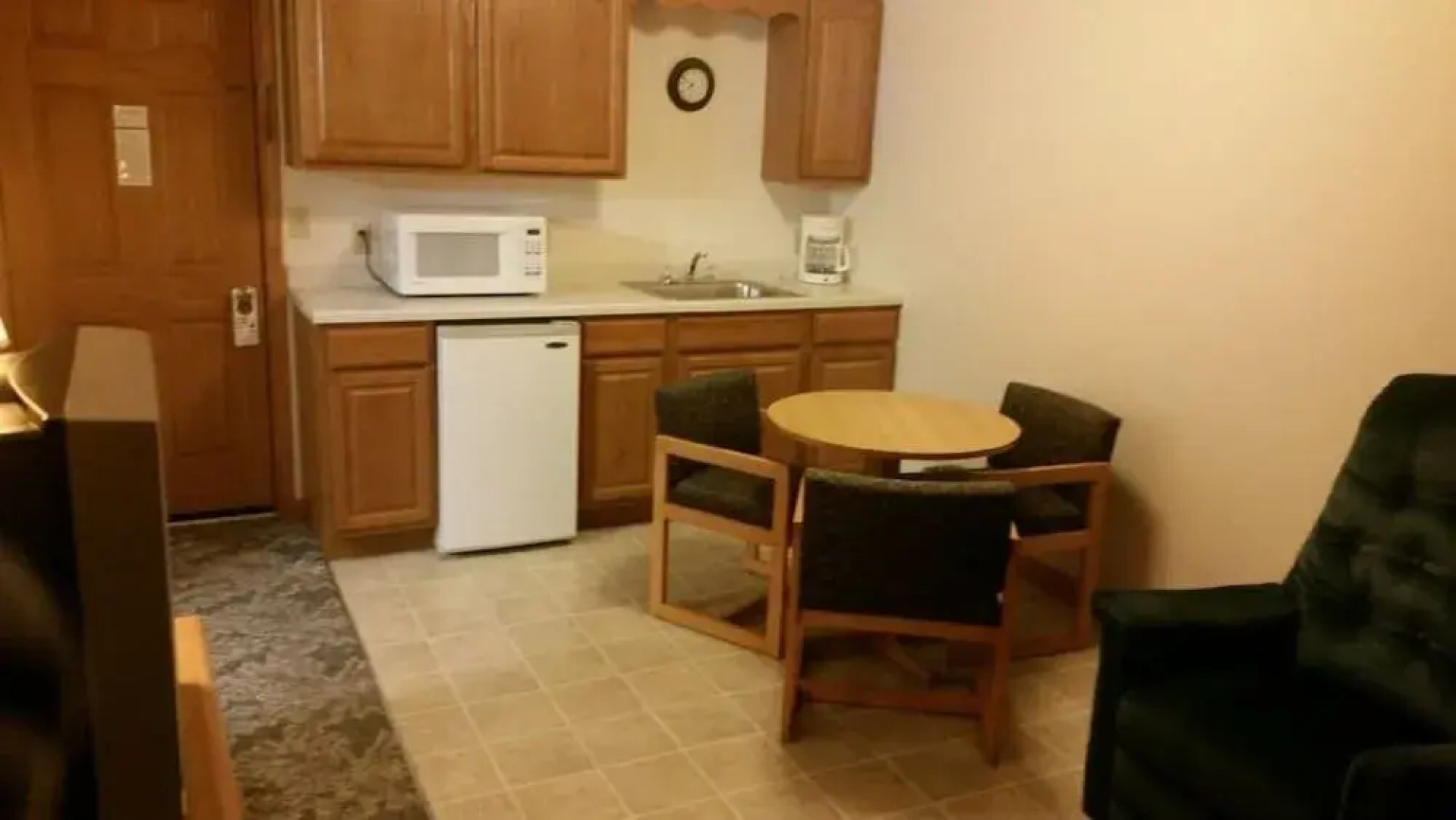 Budget Host Inn & Suites