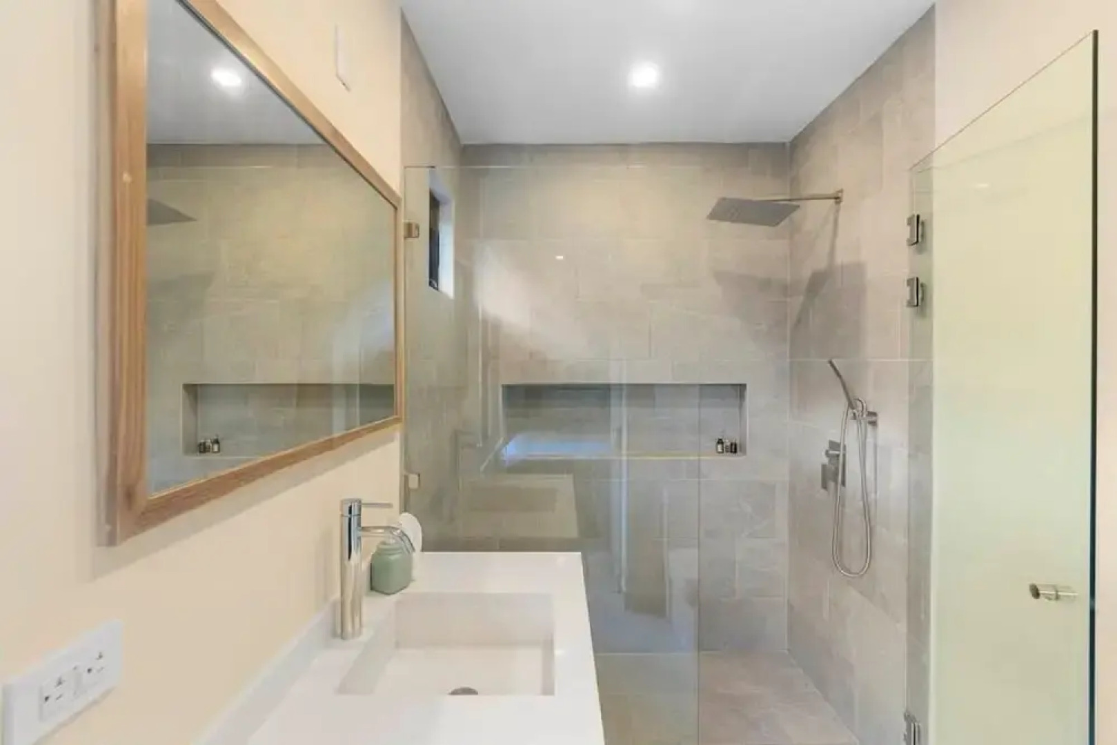 Stylish Villa with Brand-New Furniture, Panoramic Ocean Views, and Infinity Swimming Pool & Hot Tub