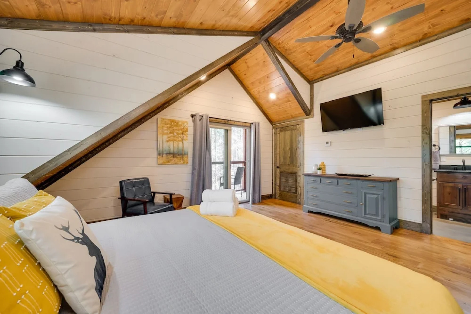 Serene Broken Bow Cabin w/ Hot Tub & Fire Pit!