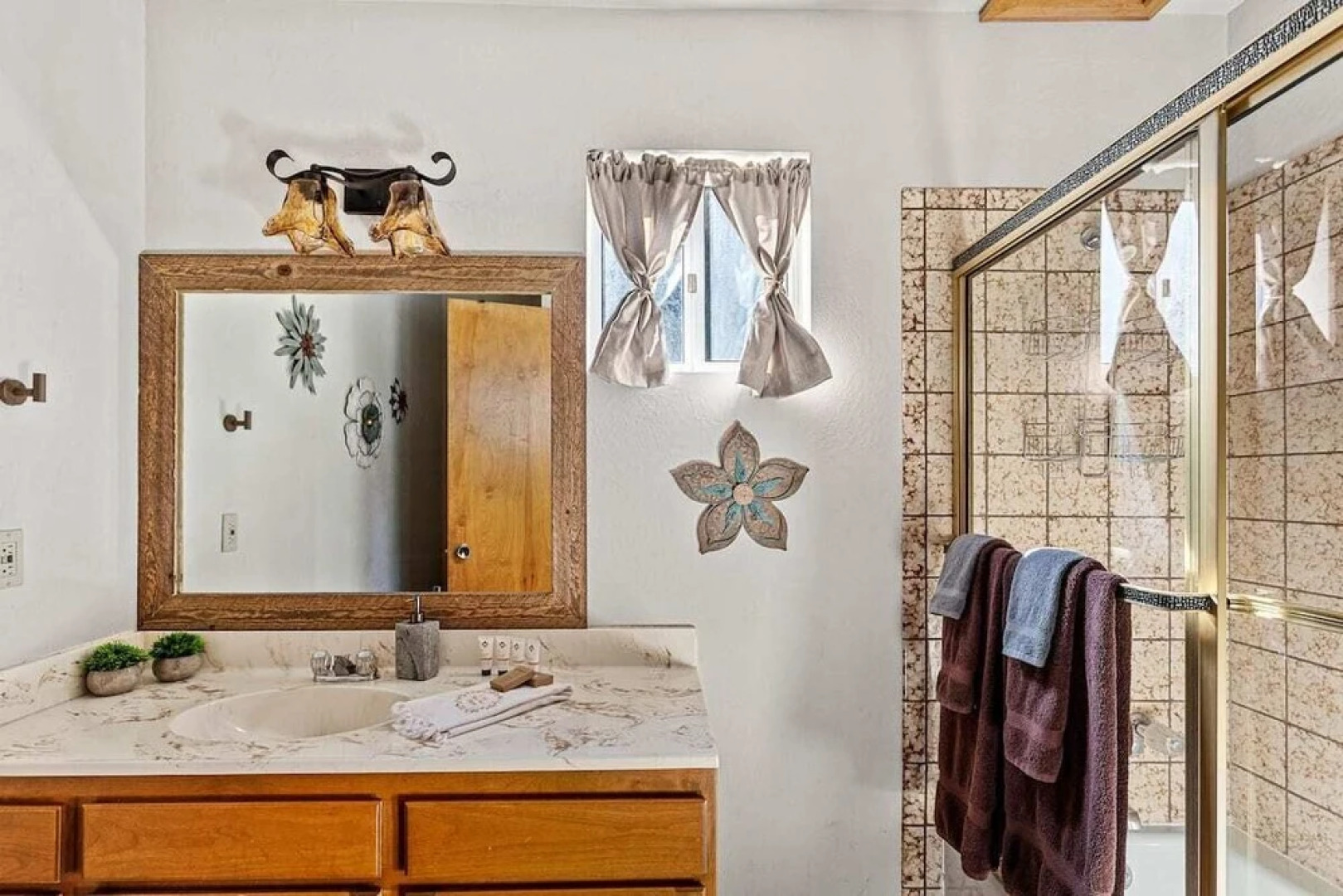 Pioneer Ridge by AvantStay Charming Hide Out Nestled In The Forest With BBQ