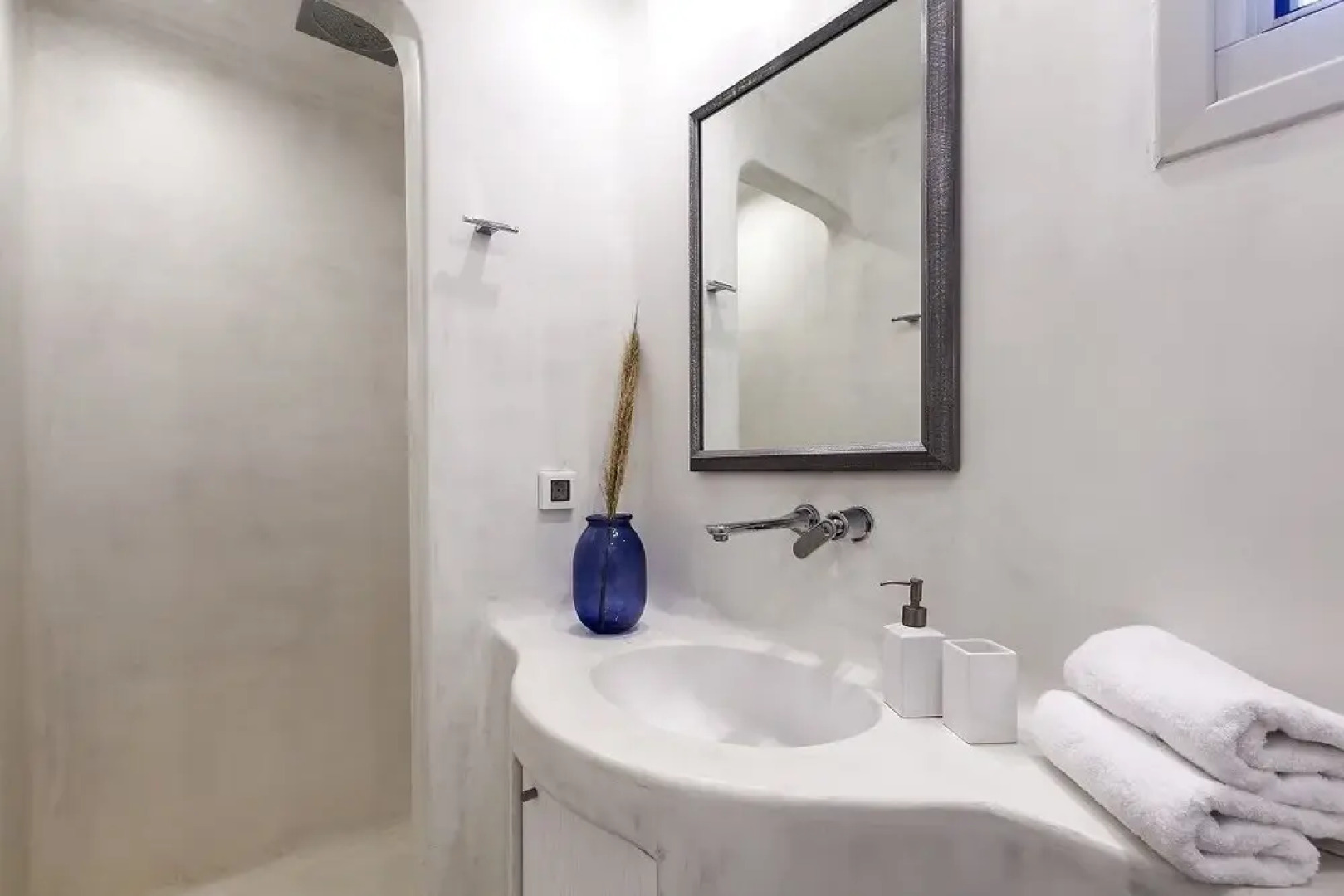 Villa Blue - White by Thea-concept