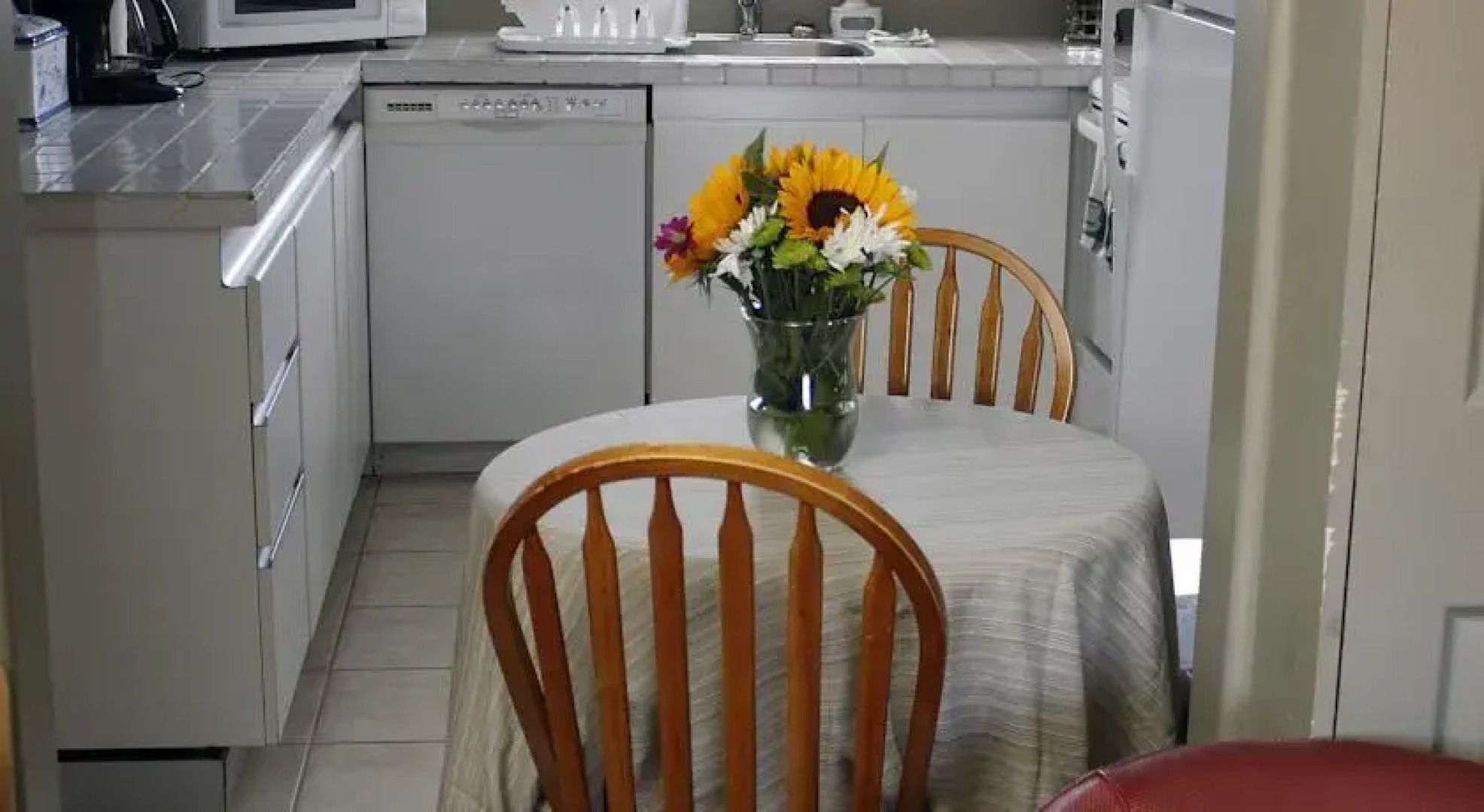 LakeBreeze Niagara Bed & Breakfast