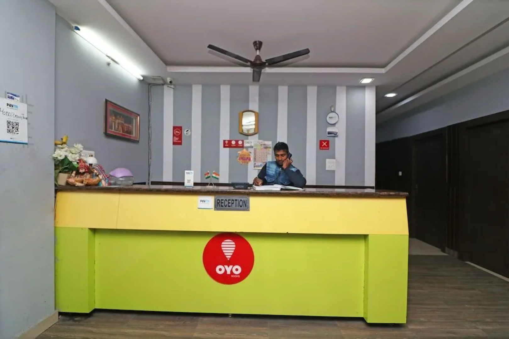 OYO 29127 Hotel Crown Tower