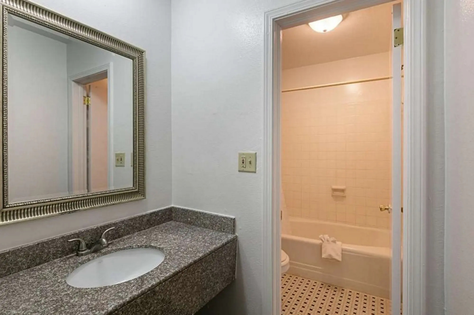 Hilcrest Inn & Suites