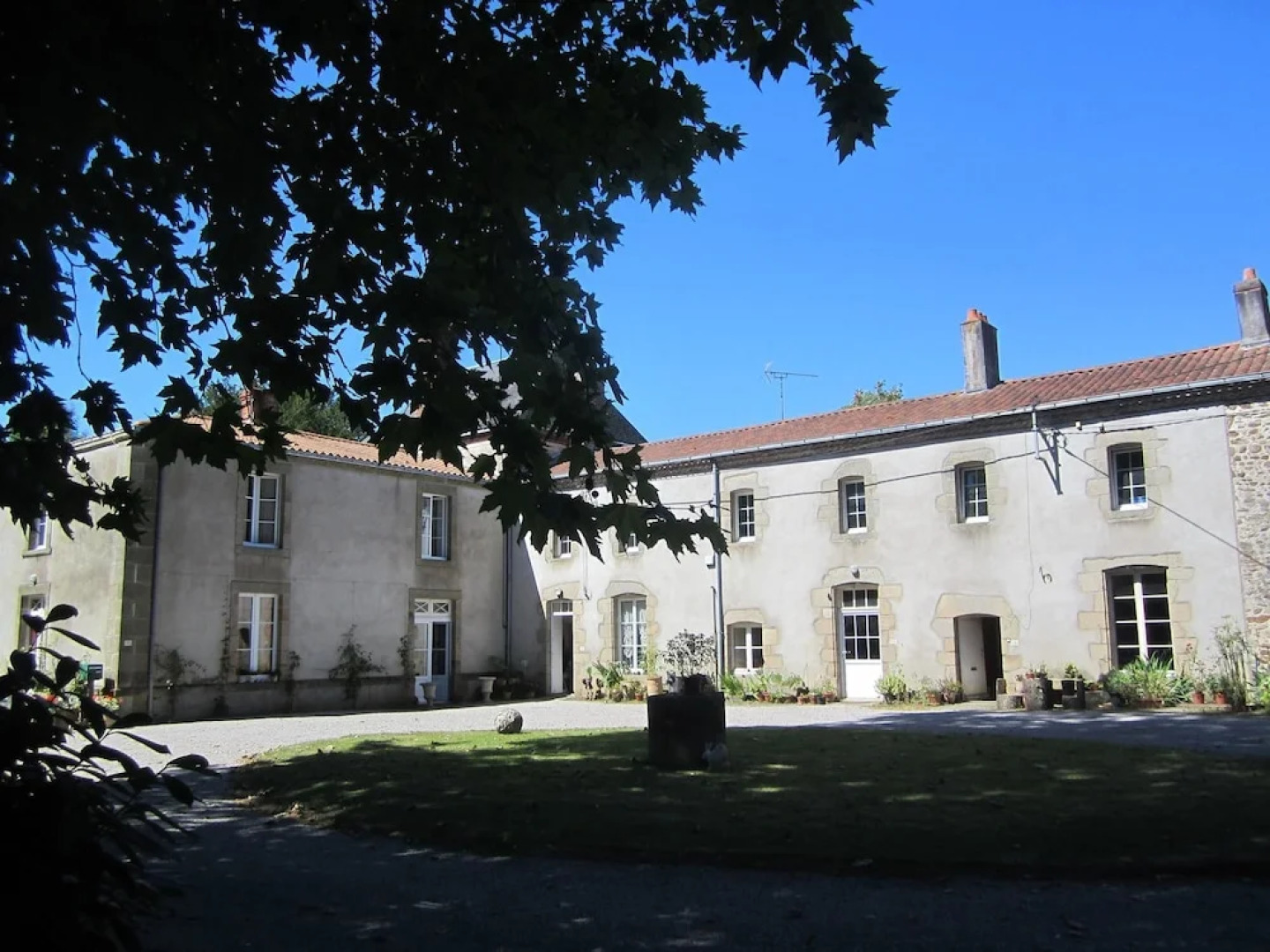 Le Manoir Aux Douves