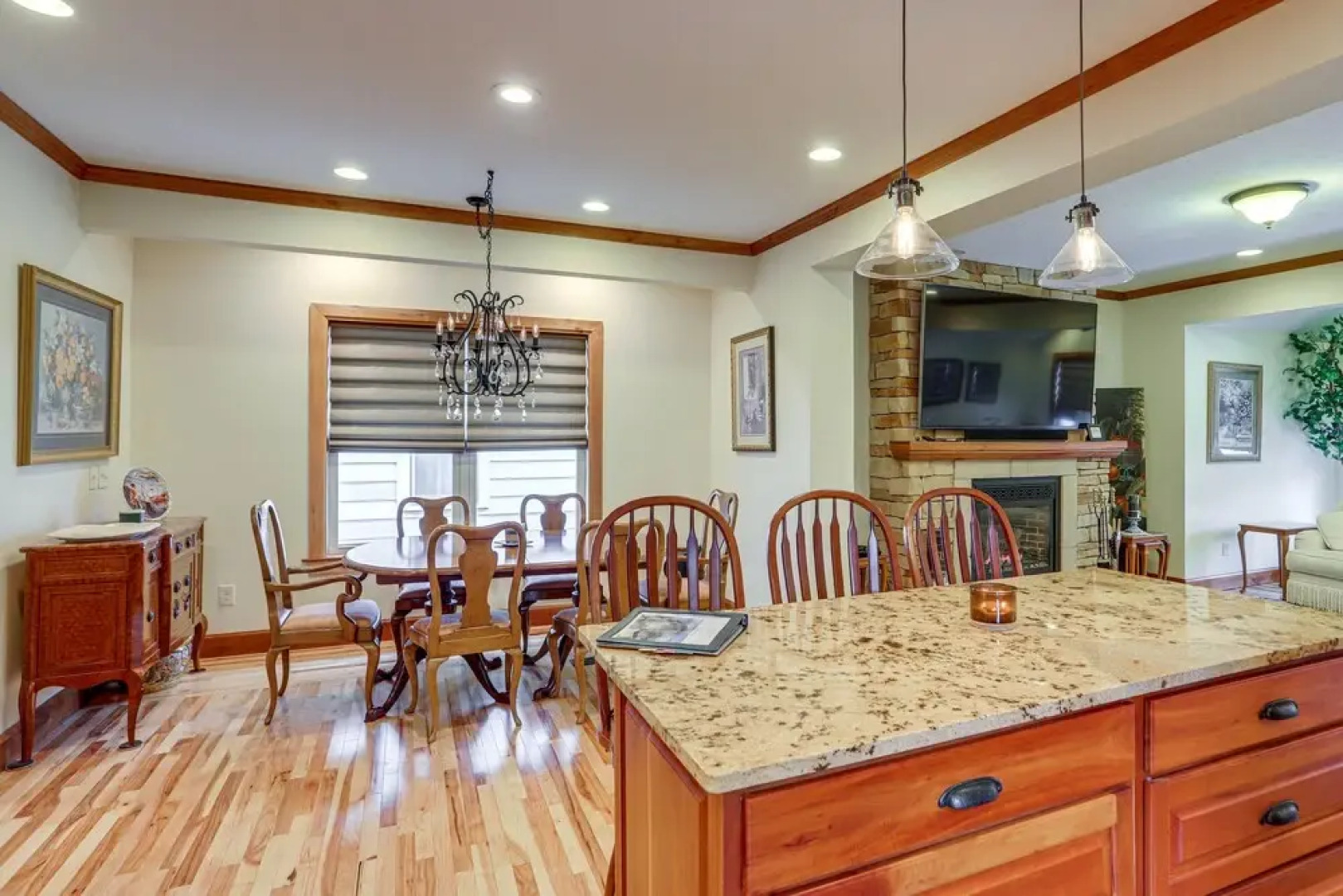 Warm & Cozy Mansfield Home: Deck, Gas Fire Table!