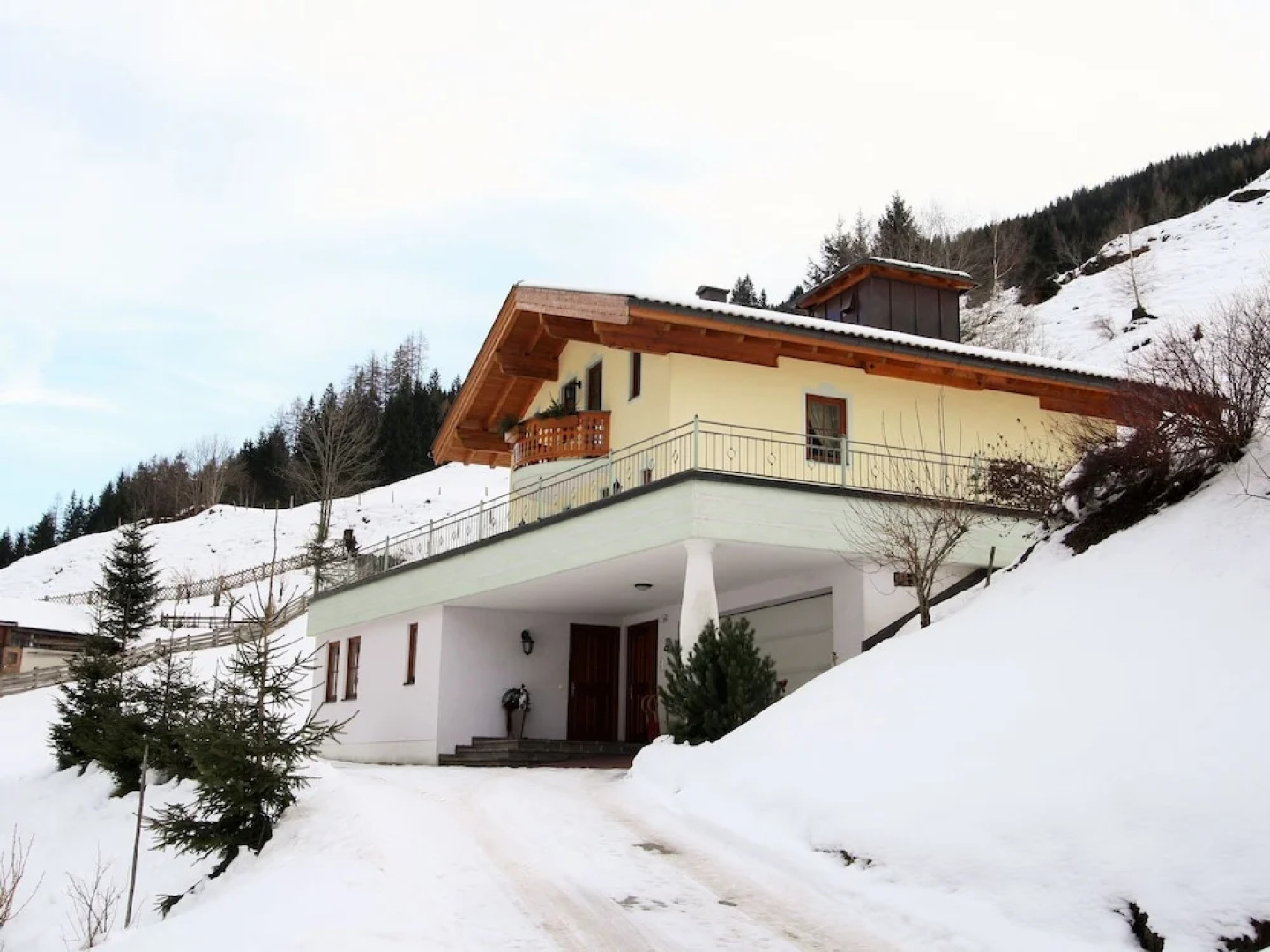 Sunlit Apartment near Ski Area in Hüttschlag