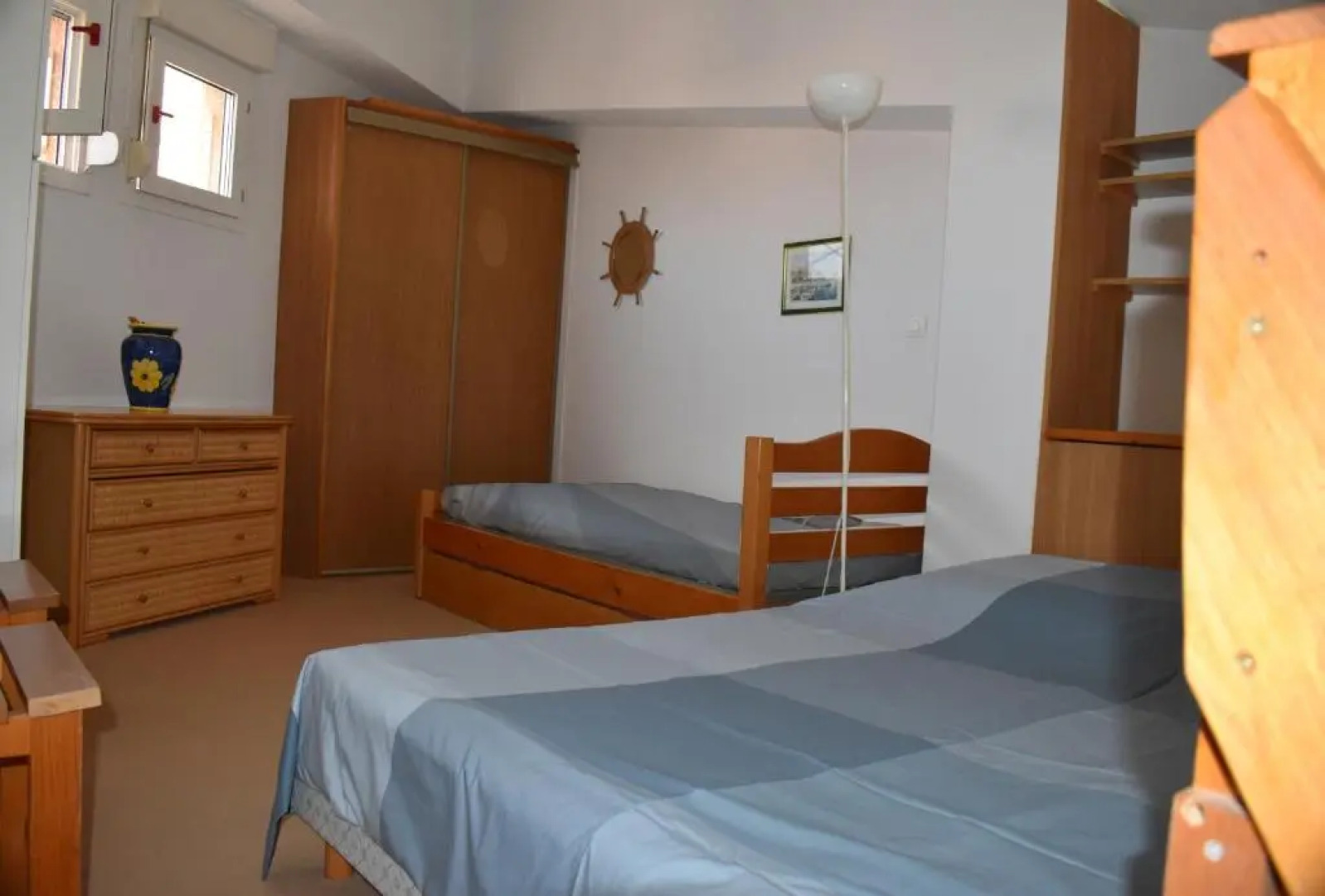 5 personnes les pieds dans l'eau à Santa-Cruz