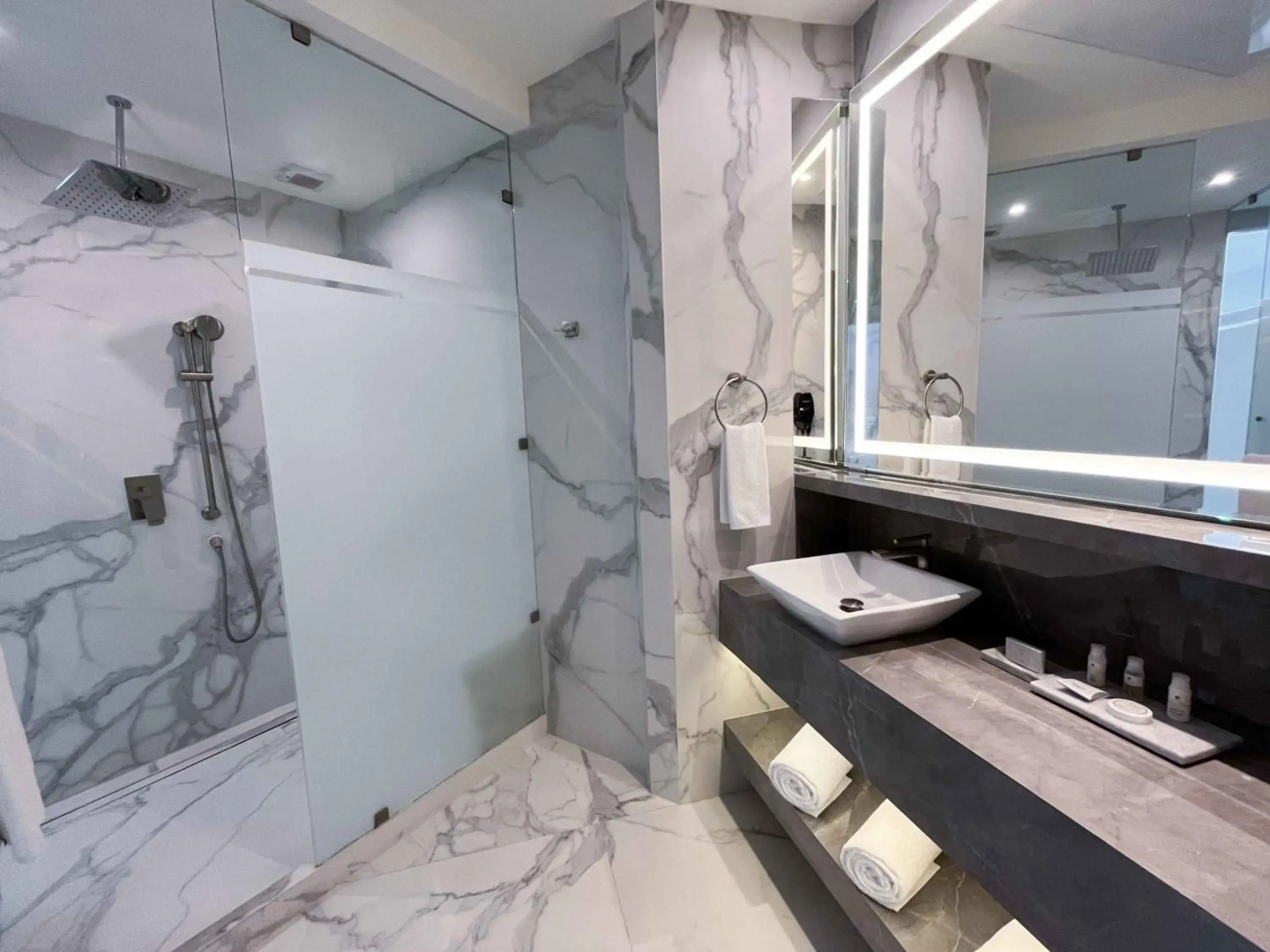 Safi Royal Luxury Metropolitan