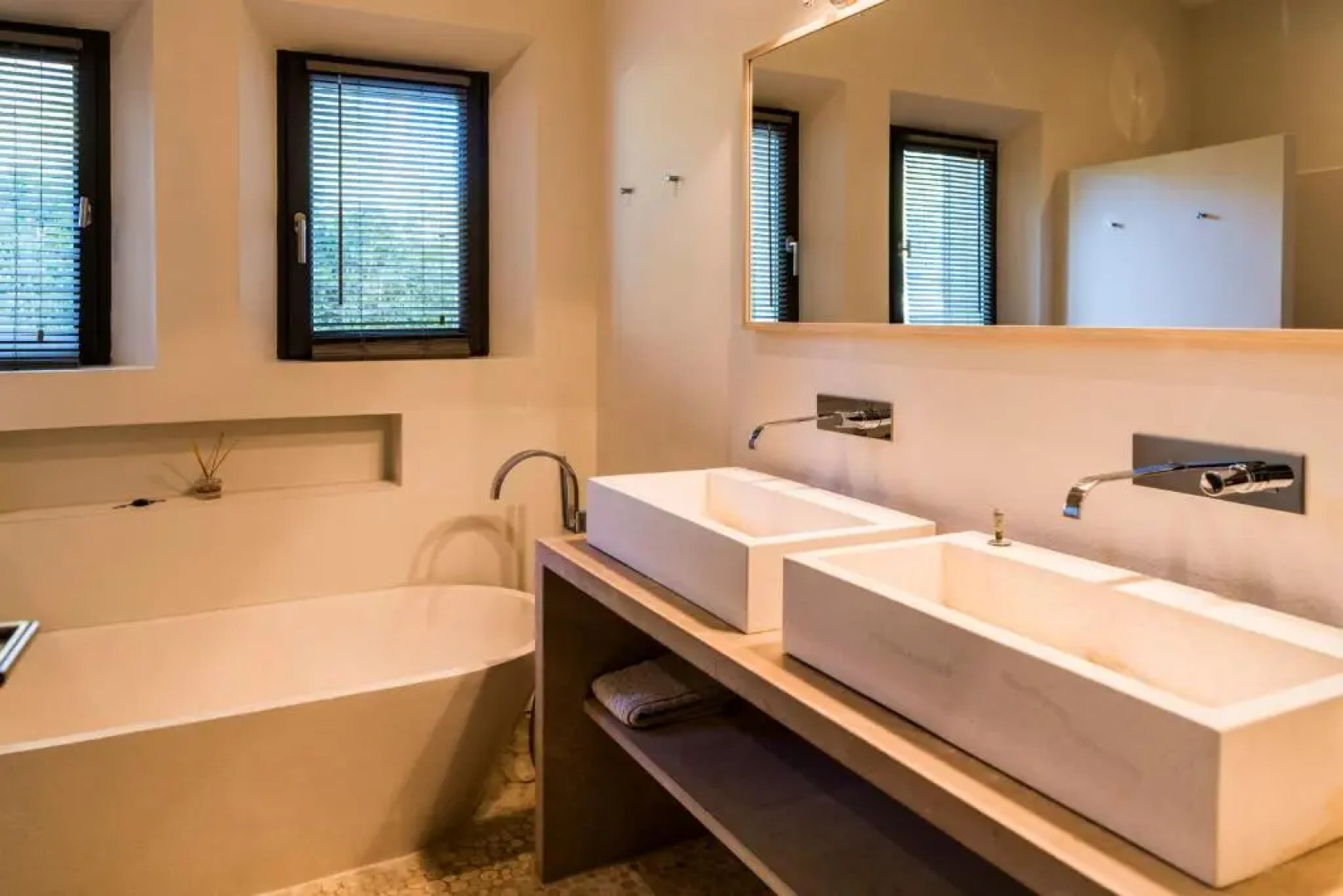 Bâtisse provençale avec piscine privée au coeur du Luberon et du village de Lourmarin, 10 personnes LS2-385 NOUVIAGE