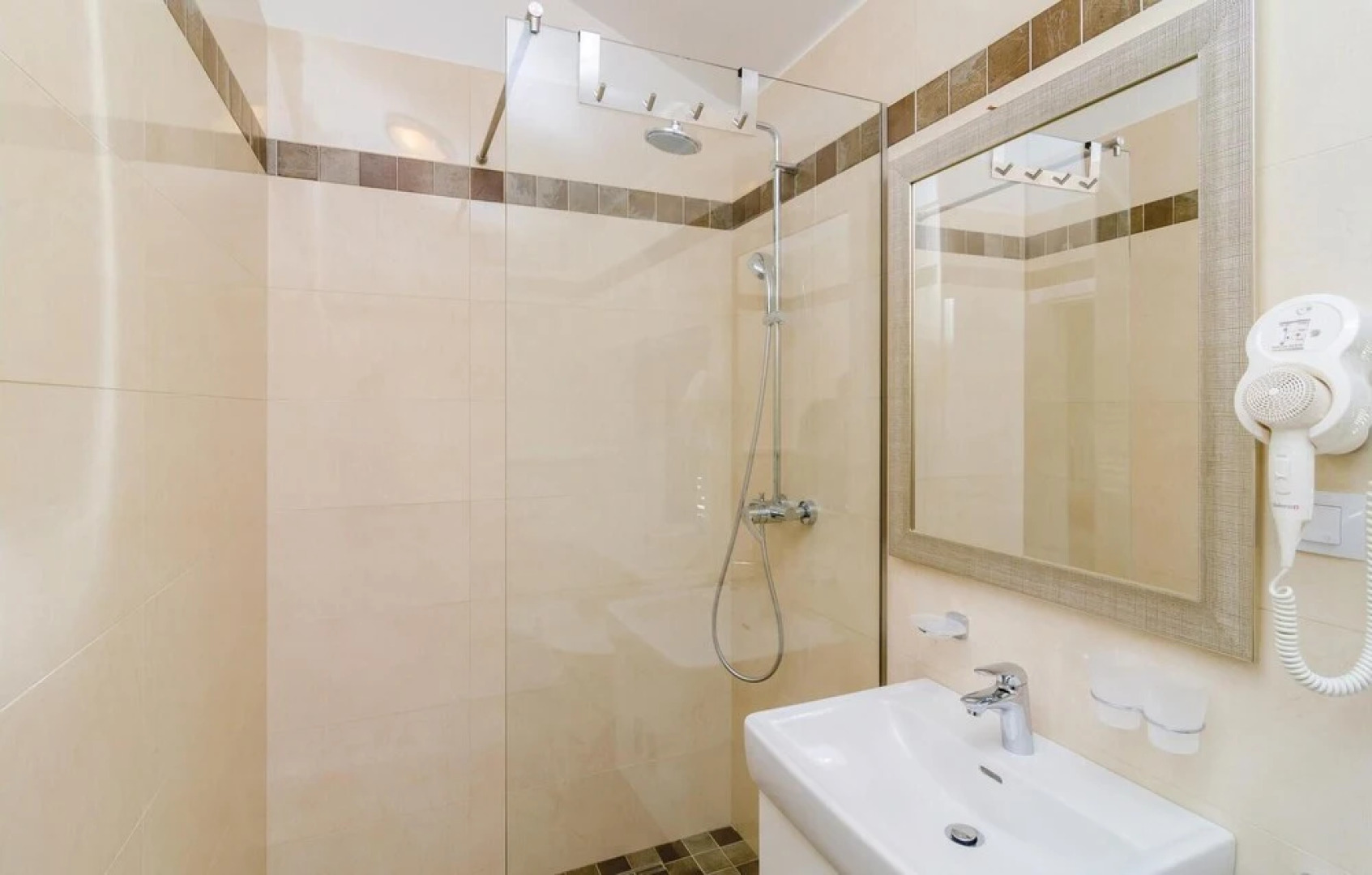 Nice Home in Brsecine With Wifi and 3 Bedrooms