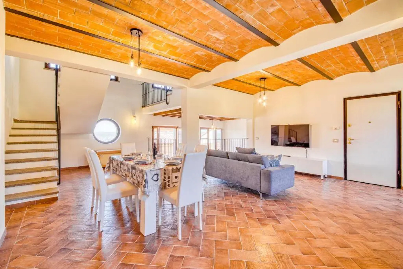 Bright Apt With Terrace and Shared Pool