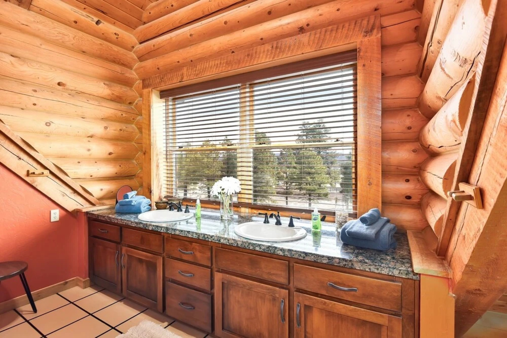 FlagRanch - 4 Br cabin by RedAwning