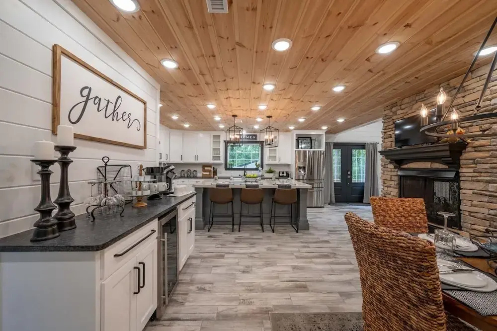 Sugar Hill Newly Remodeled includes Fully Supplied Kitchen and Hot Tub by RedAwning