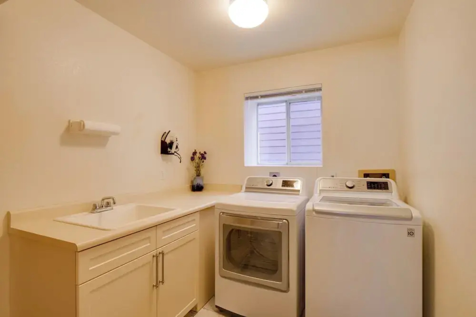 Homey Dog-friendly Retreat w/ Deck in Dtwn Frisco!