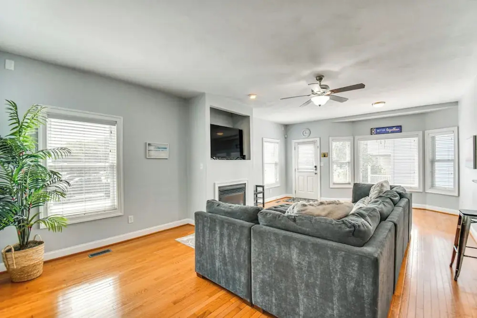 Inviting Norfolk Family Retreat: 1 Block to Beach!