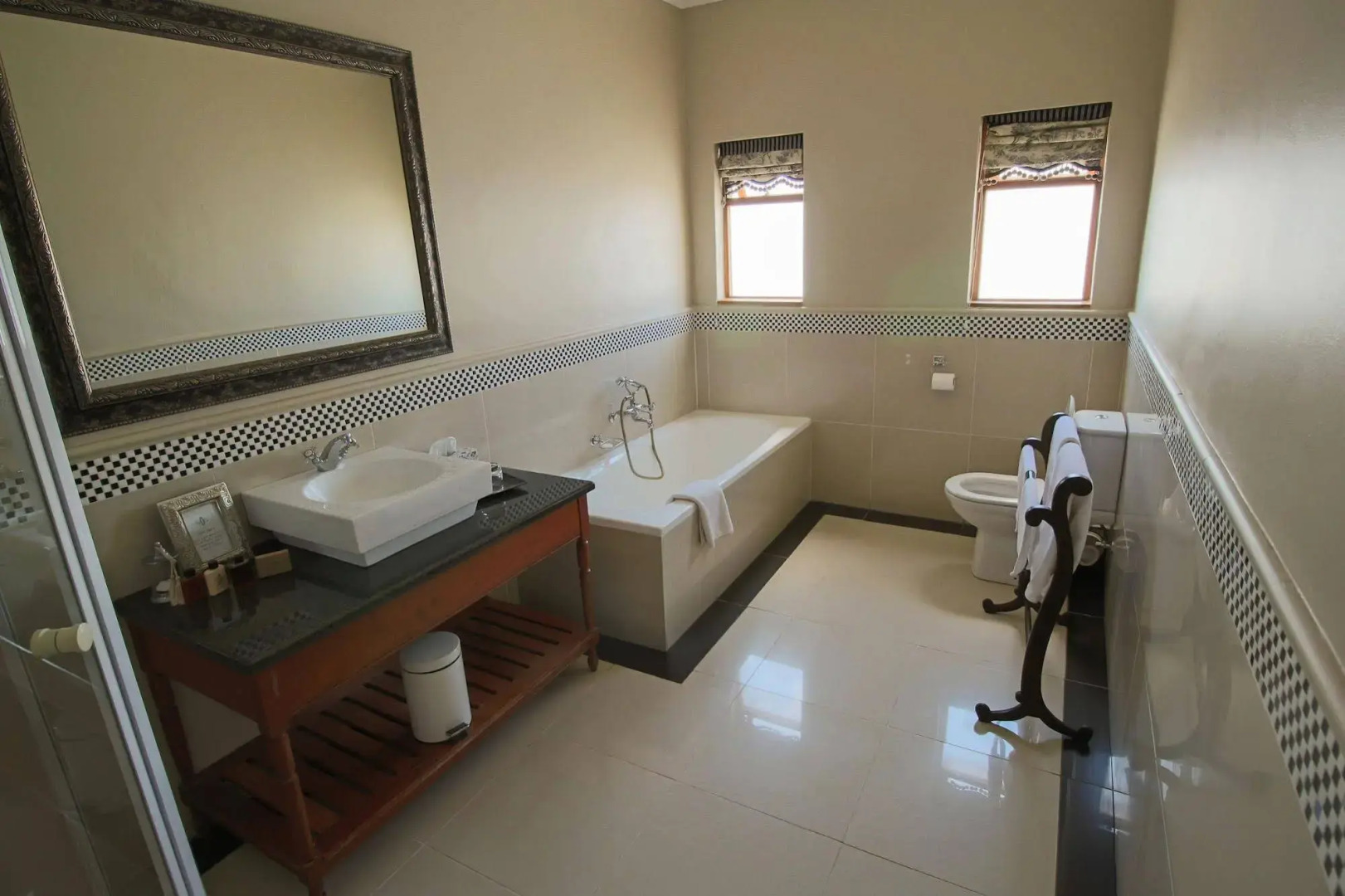 The Victorian 1906 Hotel