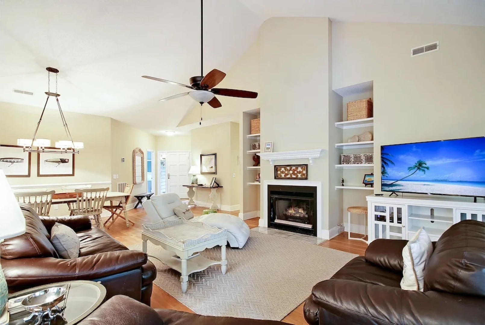 Spacious Overlooking Lagoon 5 Bedrooms 2.5 Bathrooms Home