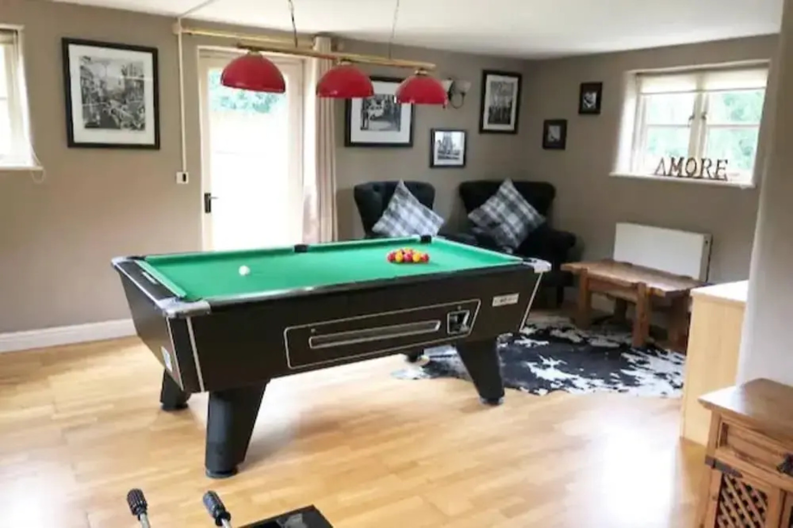 5-bed Home - Sleeps 12, Pool, Garden & Play Area