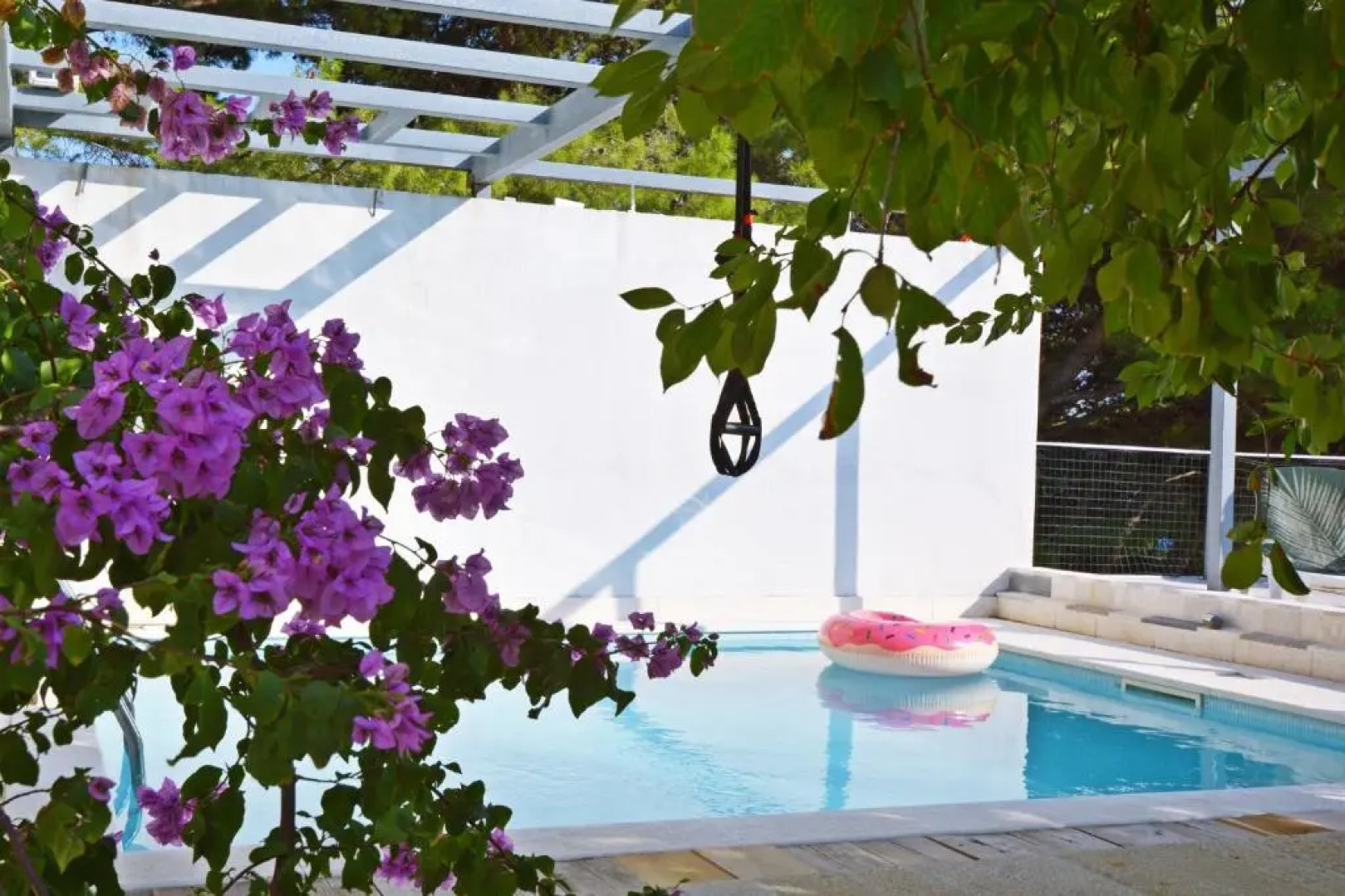 Entire home with a swimming pool for 12 in Marusici