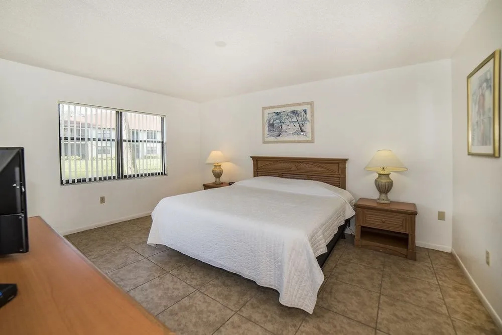 Shorewalk lakeview condo close to IMG