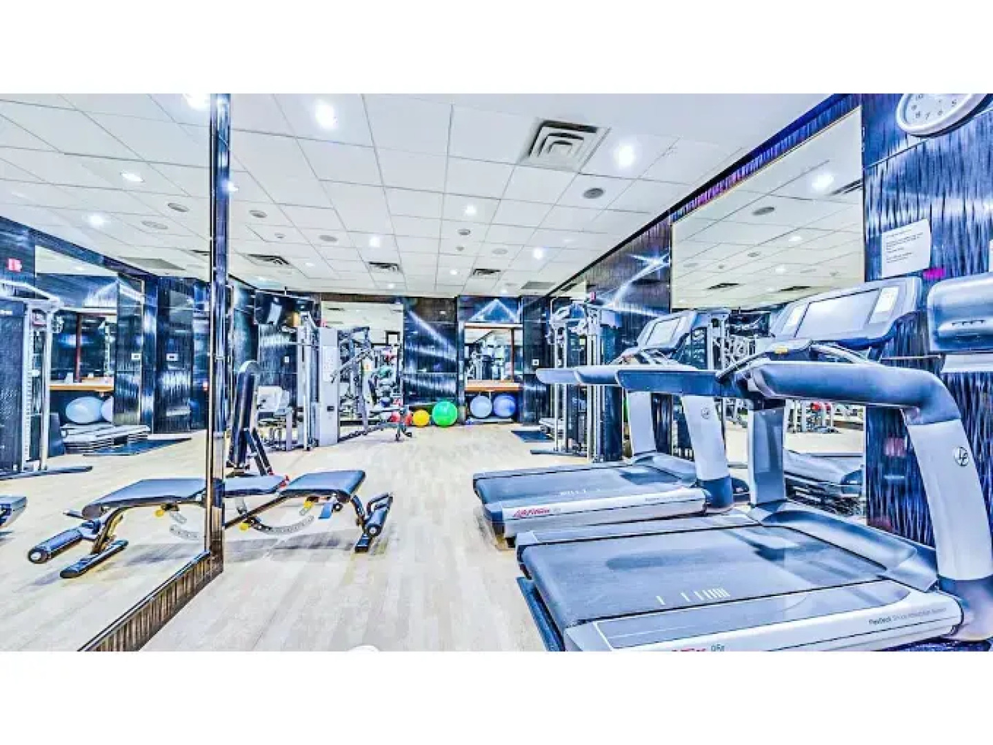 Lake View Luxury Condo by Elite Suites