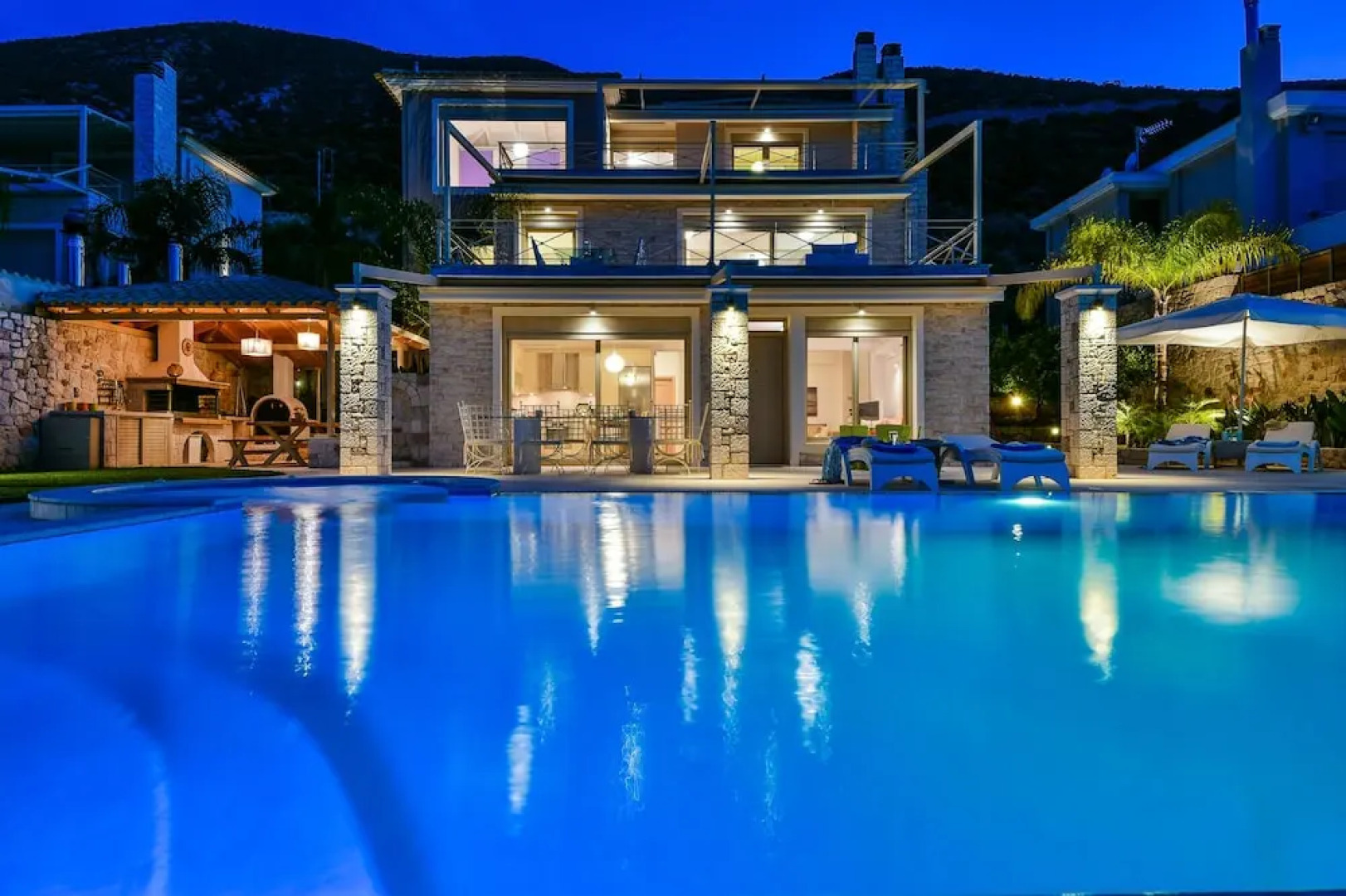 Villa with Striking views over the infinity Pool