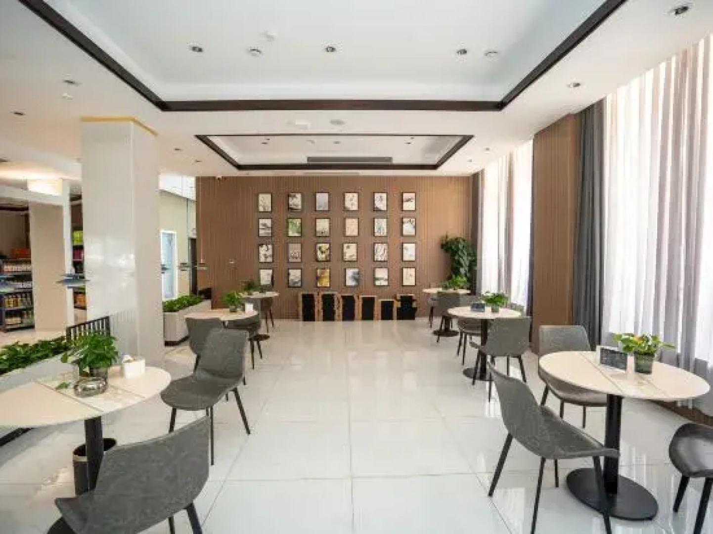 Guoyun Hotel (Dengzhou Renmin Road Bureau of Commerce)