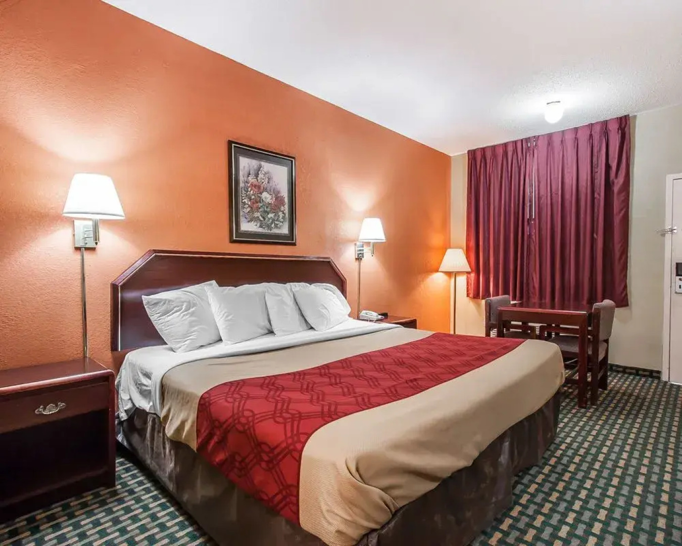 Econo Lodge Inn & Suites