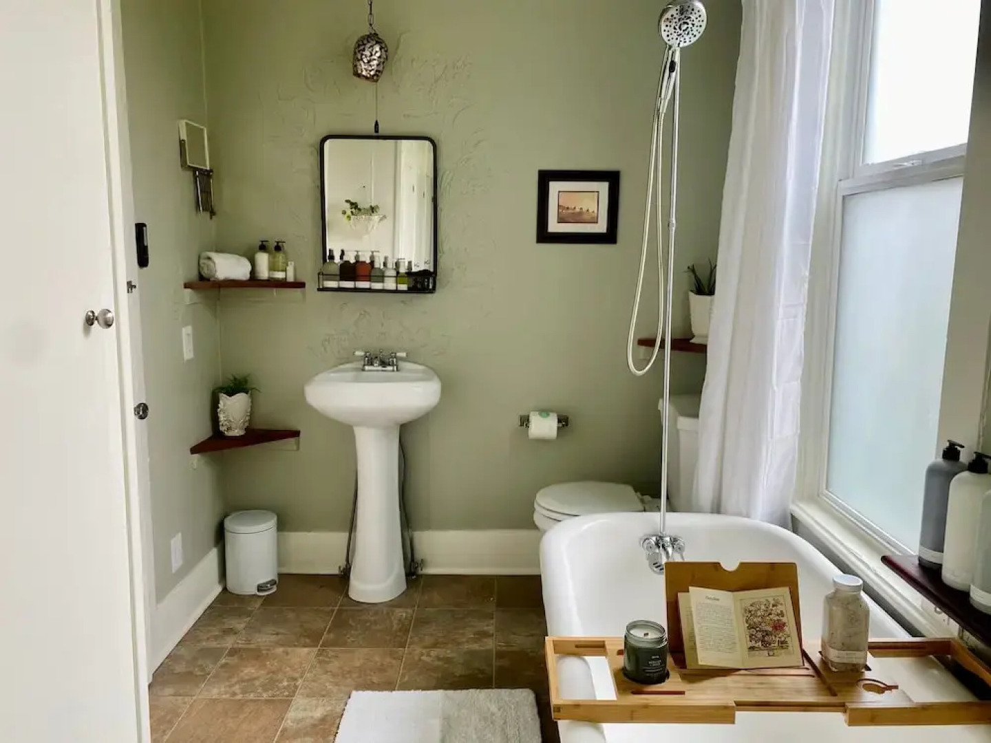 Victorian on Garden Best Location in Town