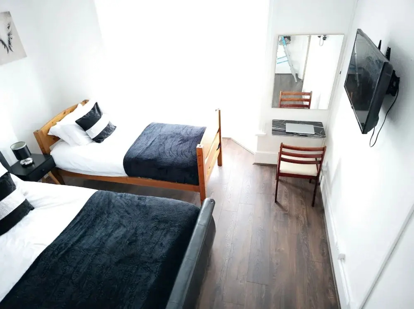 PRIVATE ROOMs In TOWN CENTRE FREE PARKING WIFI AND PATIO WITH AA STAY LTD